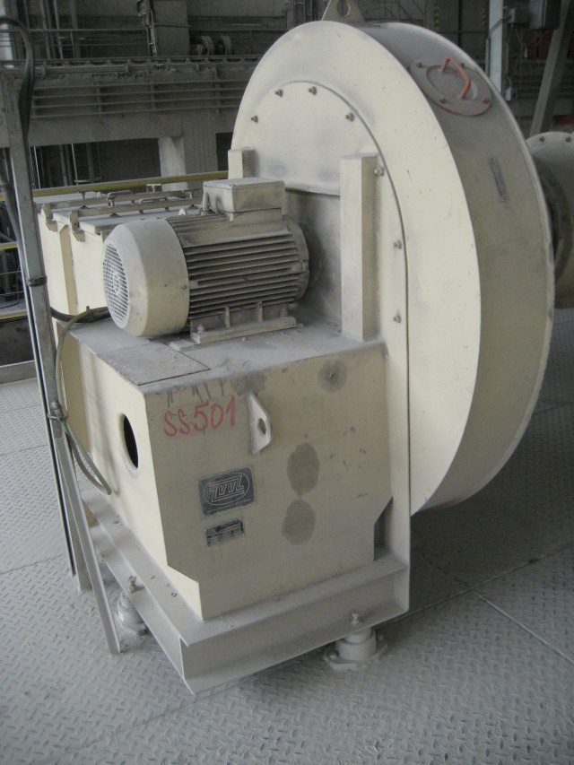 Odtahový ventilátor v cementárně určený k zakrytování